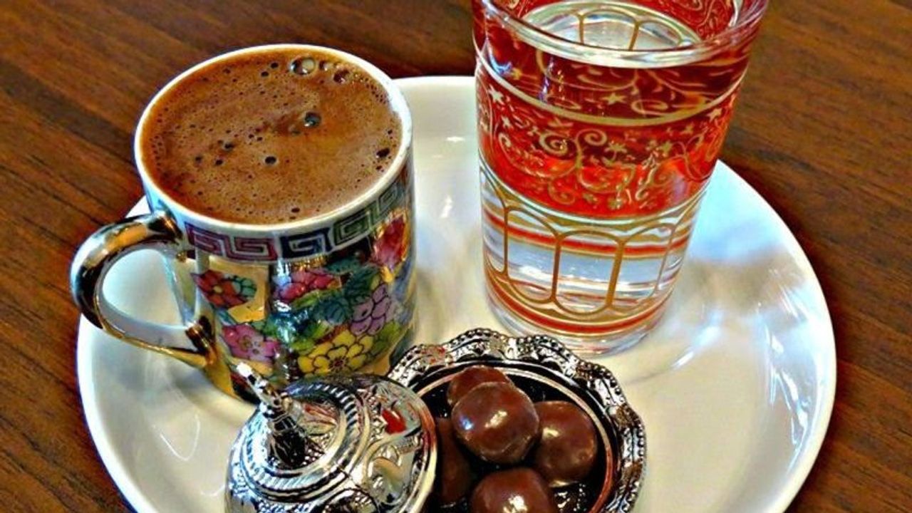 Kahve Yanında Ne İçilir? Kahve Yanı Bardağı İçin Mükemmel İçecek Seçenekleri