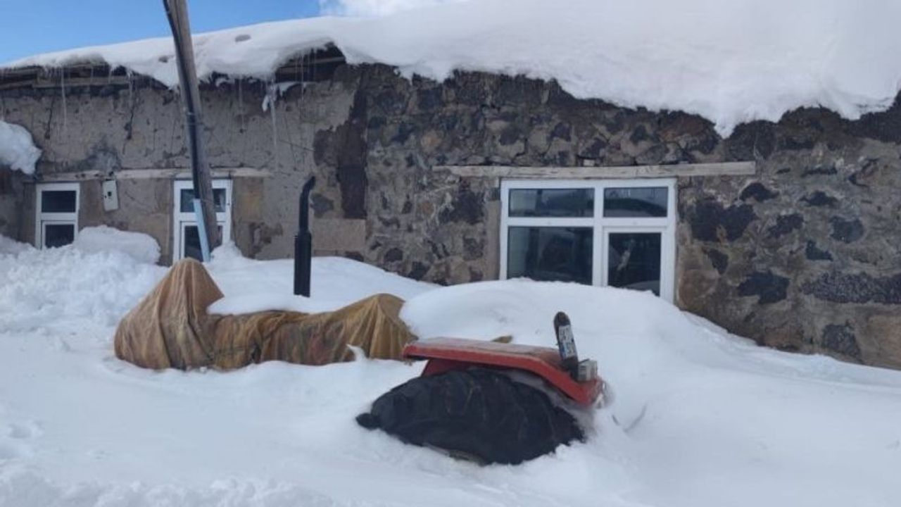 Erzurum'da kar kalınlığı 1,5 metreyi aştı