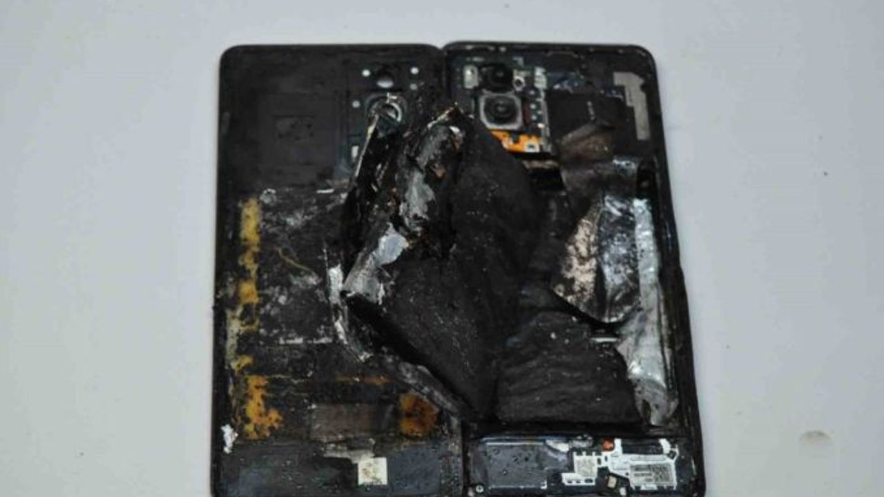 Şarj Sırasında Cep Telefonu Bataryası Patladı: Panik Anları Kamerada