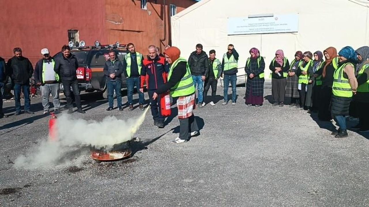 Gölbaşı'ndaki Tokat Konteyner Kentte Yangın Söndürme Eğitimi