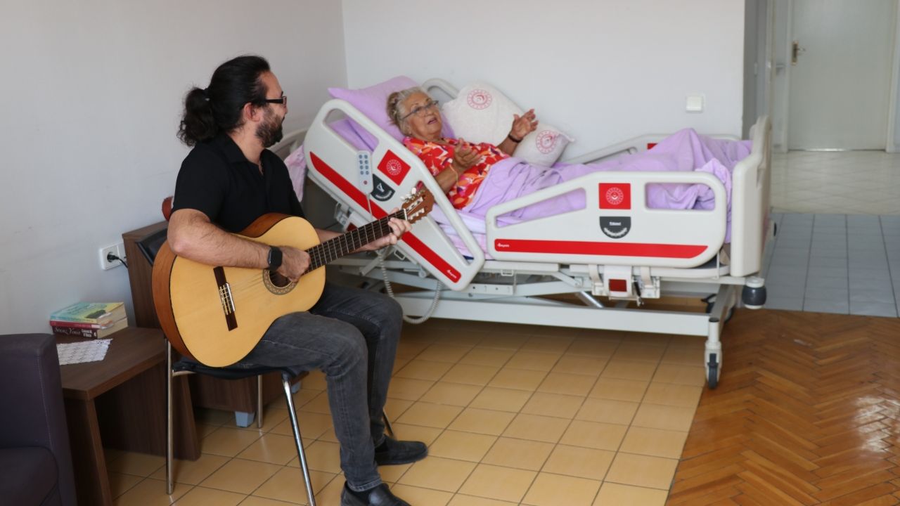 Karabük'te huzurevinde yatağa bağımlı yaşlılar, "odaya servis müzik" ile moral buluyor