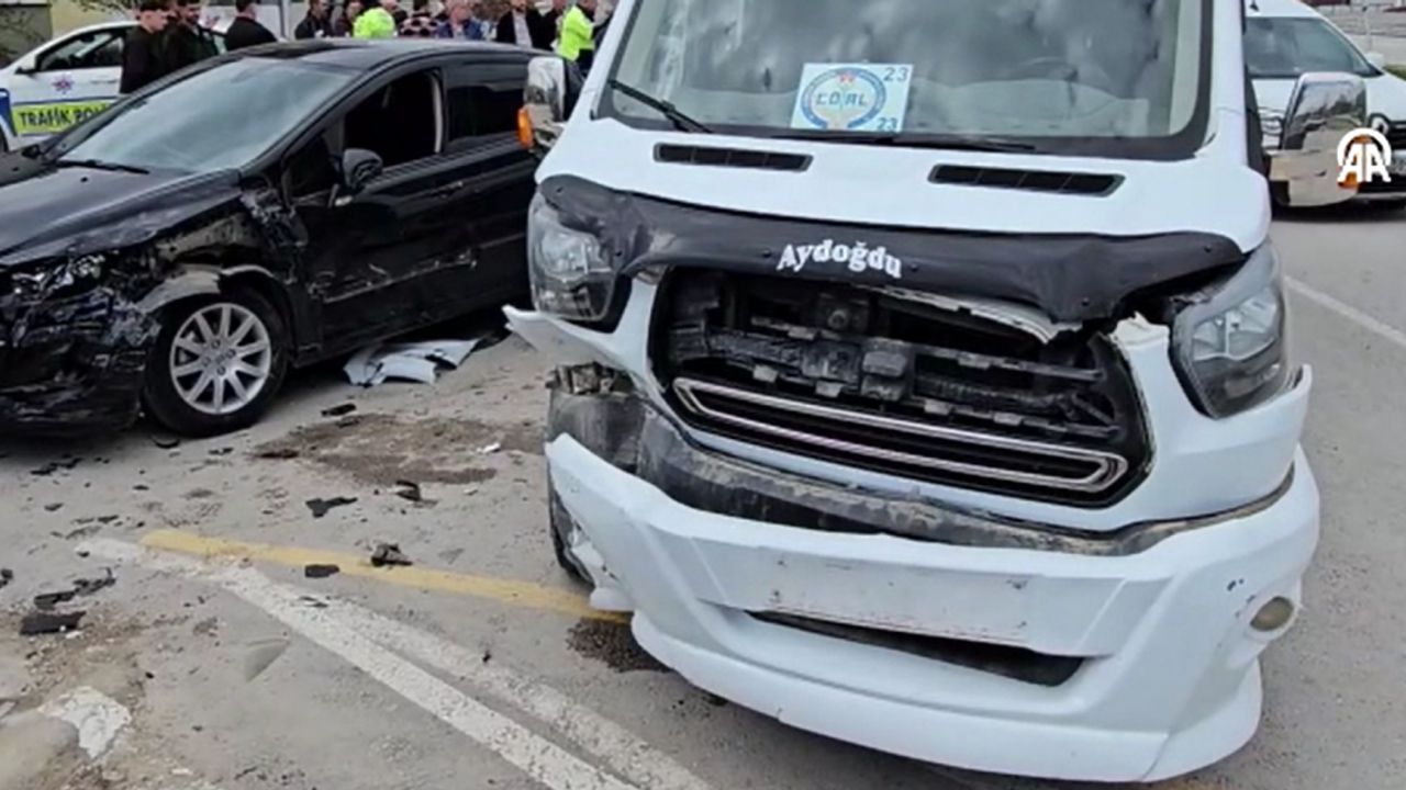 Tokat'ta Korkutan Kaza: Okul Servisi ile Otomobilin Çarpıştı!