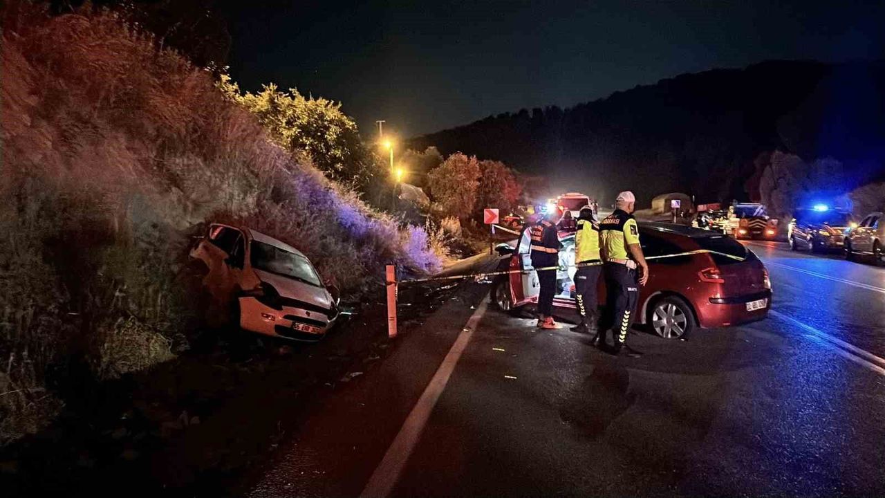 Antalya Yolunda Can Pazarı: Araçlar Hurdaya Döndü, 4 Ölü