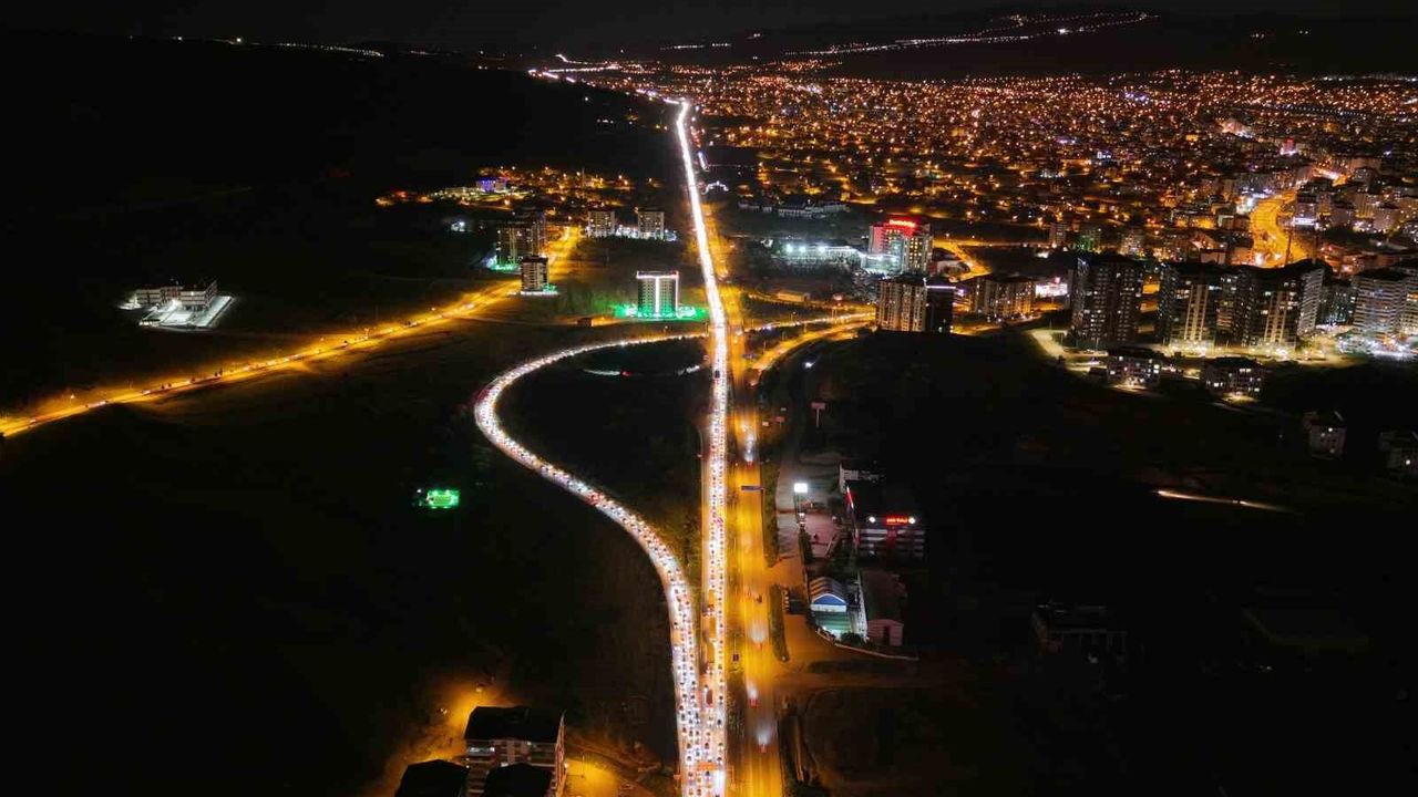 Tatilciler, Kilit Kavşak'ta Kilometrelerce Kuyruk Oluşturdu