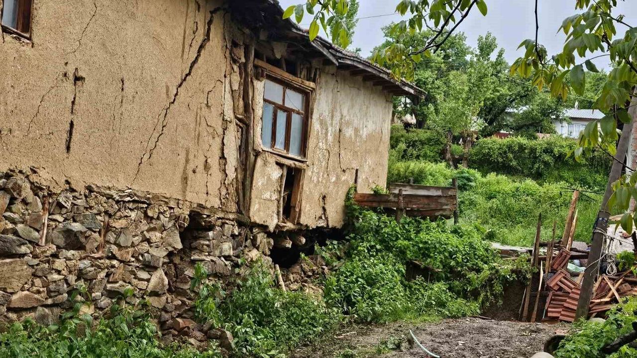 Tokat'ta heyelan nedeniyle 2 ev tahliye edildi