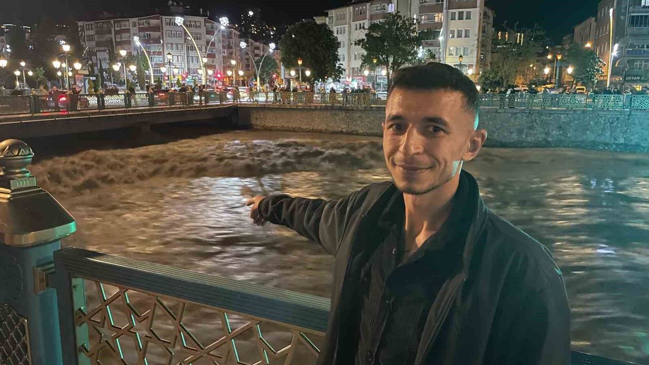Tokat'ta Yeşilırmak Coştu, Meraklı Kalabalık Atatürk Köprüsü’ne Akın Etti