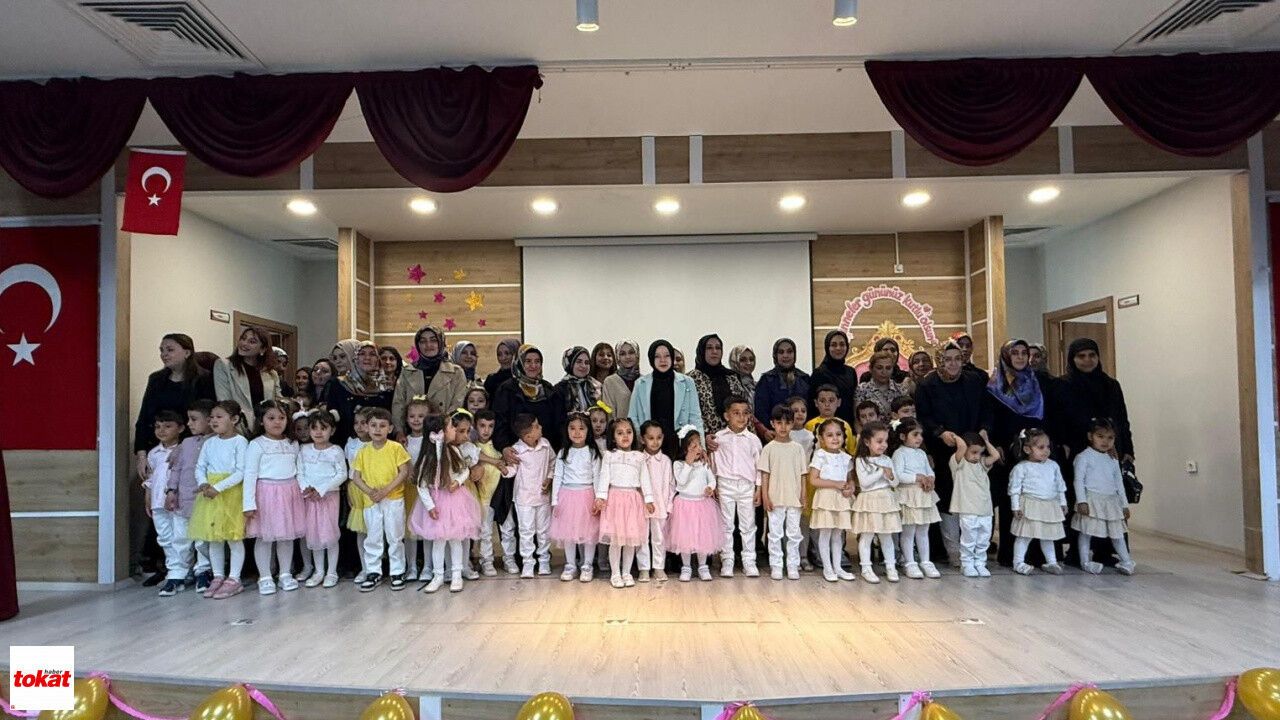 Anaokulu öğrencilerinden Anneler Günü'nü kutlaması
