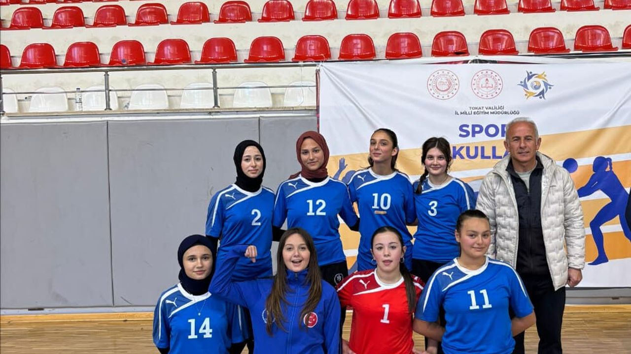 İMAM HATİP KIZ VOLEYBOL TAKIMI VOLEYBOLA İMZA ATTI