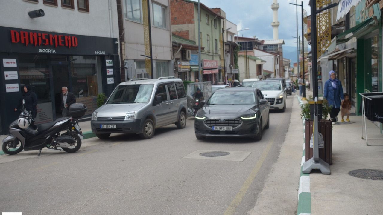 Niksar’da En Yoğun Günler İstanbul Trafiği Niksar’a Taşındı