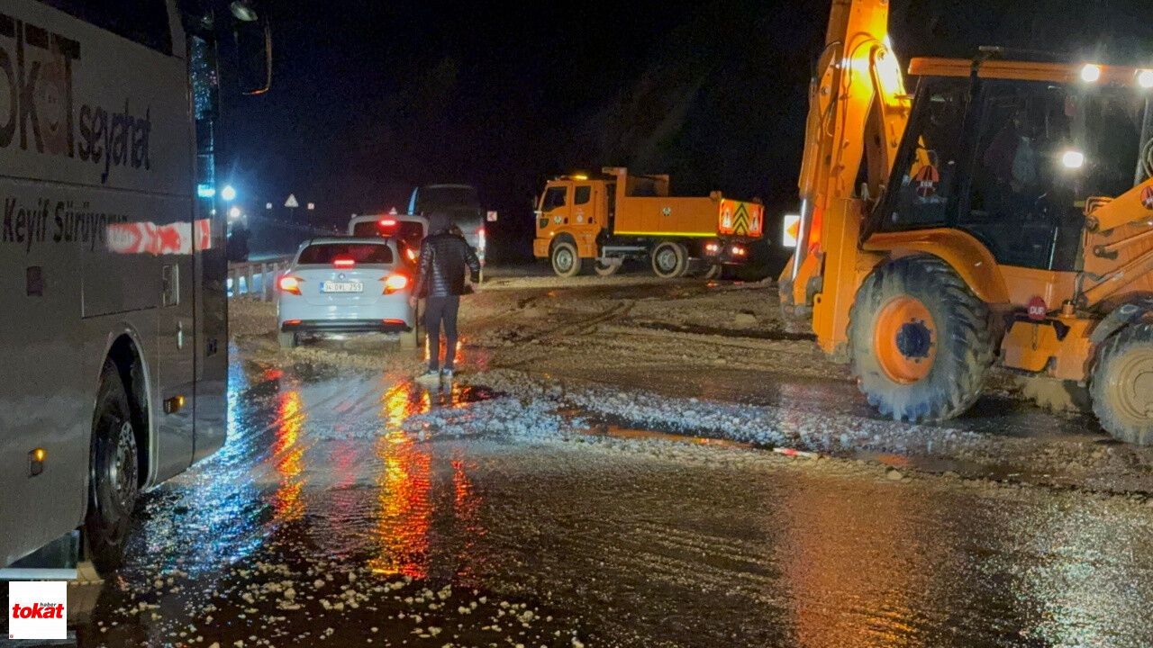 Tokat-Sivas Kara Yolunda Taşkın Alarmı: Trafik Felç Oldu