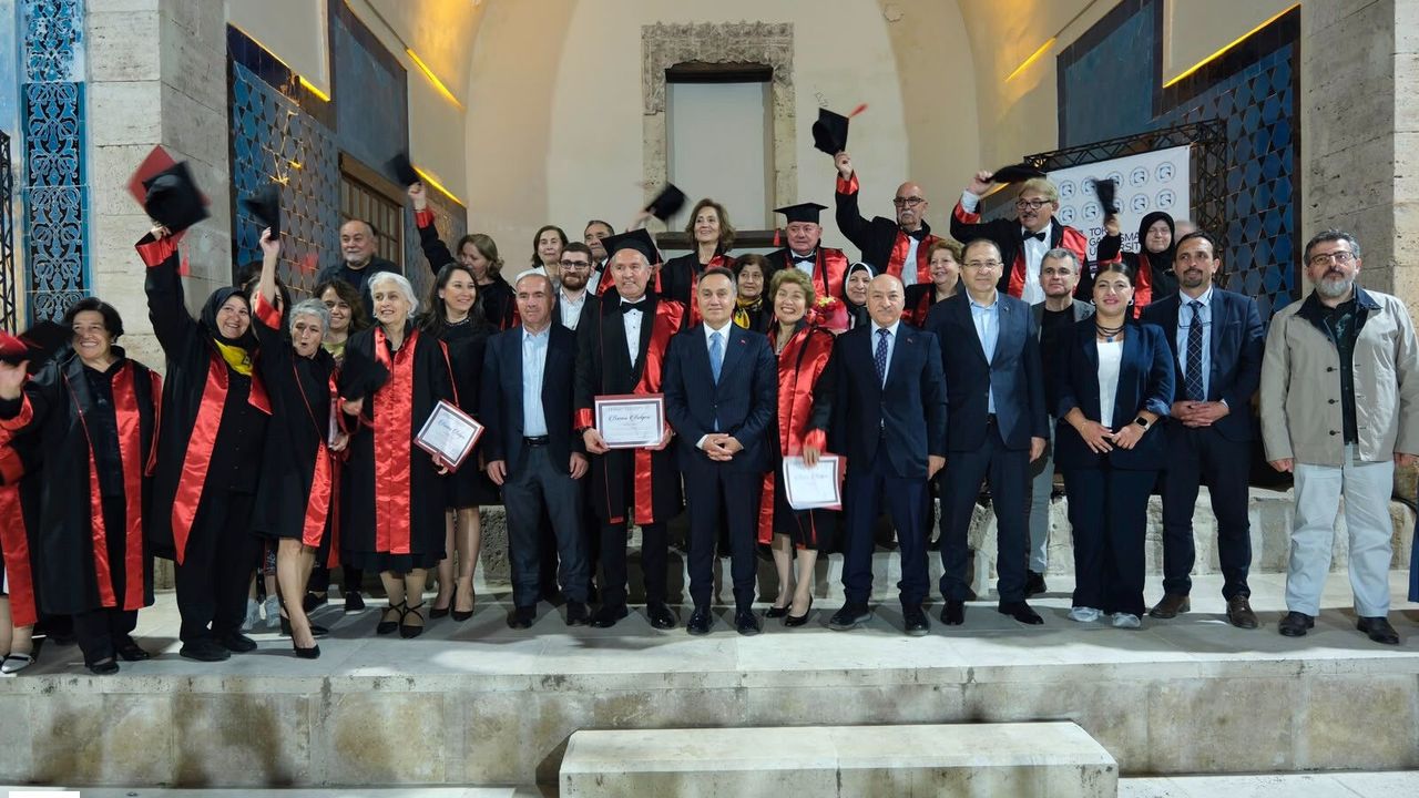 60 yaşından sonra kep attılar: Tazelenme Üniversitesi ilk me