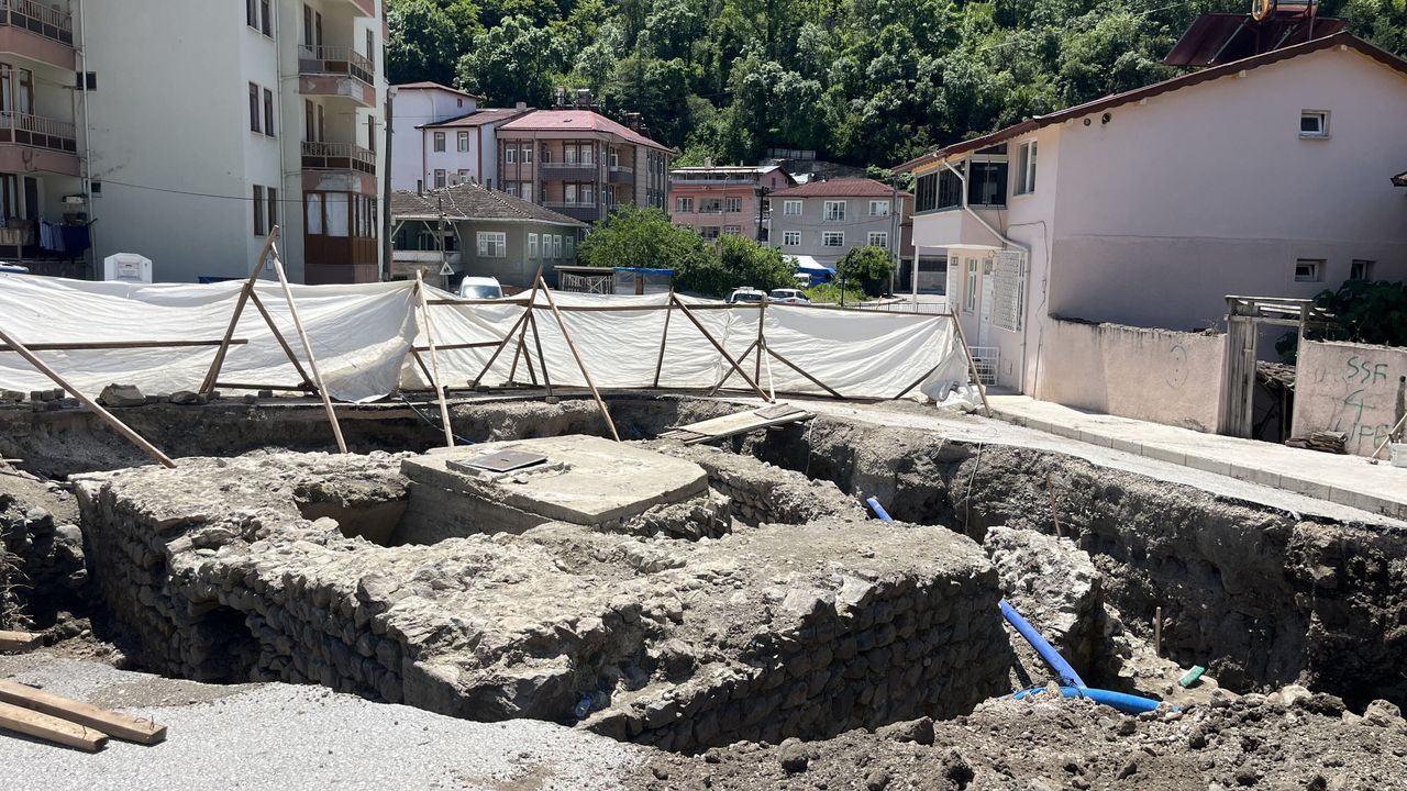 Niksar'da kavşak ortasındaki mezar altından türbe 