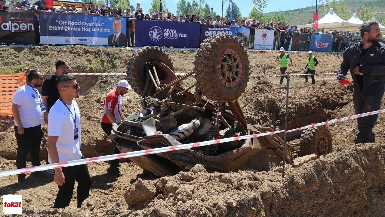 Off road festivalinde takla atan araç yürekleri ağza getirdi