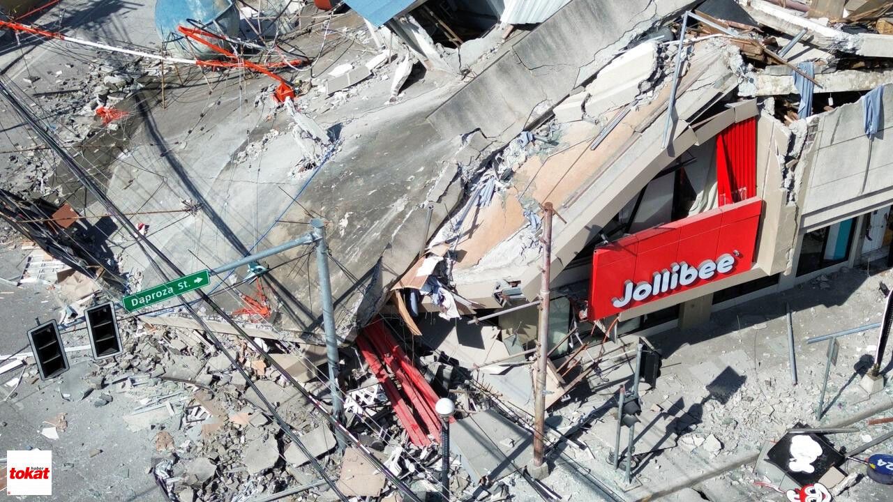 Gece Yarısı 7.8 Şiddetinde Deprem Binalar Çöktü Can Kayıplar