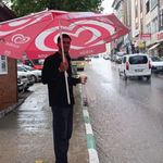 Niksar'da Sağanak Yağışın En Renkli Karesi! Plaj Şemsiyesiyle Dikkat Çekti