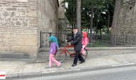 Tokatlı Yavuz Dede Torunlarını Kur’an Öğrenmeleri İçin Bisikletle Camiye Götürüyor