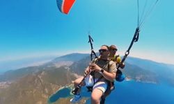 Uçarken klarnet çaldı, o anlar sosyal medya de beğeni topladı