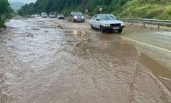 Düzce'de sağanak nedeniyle kara yolu ulaşıma kapatıldı, iki katlı ev yıkıldı