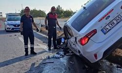Refüje çarpan otomobildeki 5 kişi yaralandı