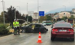 Karabük'te trafik lambasına ve panelvana çarpan otomobilin sürücüsü yaralandı