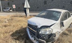 Sinop'ta istinat duvarına çarpan otomobildeki 2 kişi yaralandı