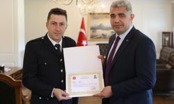 Azerbaycan bayrağına hassasiyet gösteren polis başarı belgesiyle ödüllendirildi