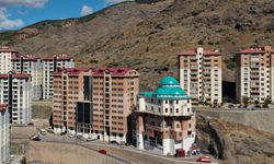 Gümüşhane'de 5 katlı binanın üzerine yapılan cami tamamlanma aşamasına geldi