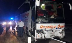 Amasya'da yolcu otobüsü ile otomobilin çarpıştığı kazada 2 kişi öldü