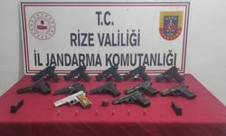 Rize'de 12 ruhsatsız tabancayı satmaya çalışan 2 şüpheli yakalandı