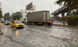 İzmir’i sağanak vurdu: Cadde ve sokaklar göle döndü