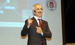 Bakan Uraloğlu, Amasya Üniversitesi'nde "ilk ders" sunumunu yaptı