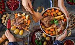 Akşam Yemeği İçin Günün Menüsü: Tavuklu Noodle Çorbası, Ispanaklı Tavuk Rulo, Çikolatalı Muzlu Krep"