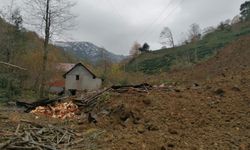 Artvin'de heyelan nedeniyle inşaat halindeki ev ile otomobil zarar gördü