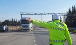 Amasya’da trafik ekipleri ticari araçlarda "zorunlu kış lastiği" denetimi yaptı