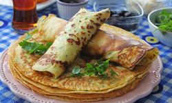 Kahvaltı Sofralarının Yeni Gözdesi: Börek Tadında Peynirli Krep Tarifi