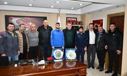 Alaplı Belediye Başkanı Nuri Tekin, şampiyon güreşçiyi ödüllendirdi