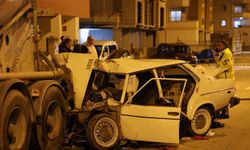 Tıra arkadan çarpan otomobil kağıt gibi parçalandı: 1 ölü, 4 yaralı