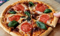 Evde Kolayca Hazırlayın: Fast Food'u Aratmayacak Ev Yapımı Pizza Tarifi