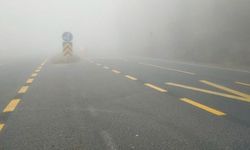 Bolu Dağı geçişinde etkili olan sis görüş mesafesini azalttı