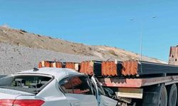 Otomobil demir taşıyan tırın dorsesine çarptı: 1 ölü