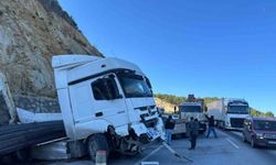 İnşaat demiri yüklü tırın kaydı, karayolunda trafik durma noktasına geldi