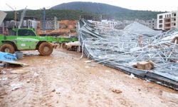 Kuvvetli fırtına şantiye alanındaki çatıları uçurdu: 2 kişi yaralandı, 2 araç zarar gördü