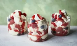 İngiliz Sofralarının Vazgeçilmez Tatlısı: Eton Mess Tarifi