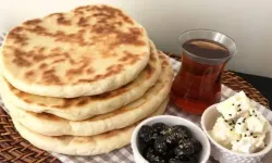10 Dakikada Yumuşacık ve Puf Puf Kabaran Bazlama: Kolay ve Mayasız Tarif