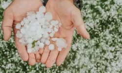 Rüyada Dolu Yağması: Hayatınızdaki Dönüşümlere Dair Simgesel Yorumlar