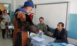 Papağanıyla oy kullanmaya gelen vatandaş ilgi odağı oldu