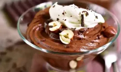 Ev Yapımı Çikolatalı Mousse Tarifi: Fransız Mutfak Sanatının Enfes Sunumu