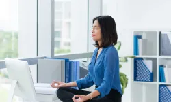 Ofis Çalışanları İçin Sinir Sistemi Rahatlatıcı 5 Yoga Hareketi
