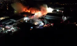 Sanayi Yangını Havadan Görüntülendi: İtfaiye Ekipleri 10 Saattir Mücadele Ediyor