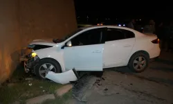Gece Vakti Korkutan Trafik Kazası: İki Otomobil Kafa Kafaya Çarpıştı, 2 Yaralı